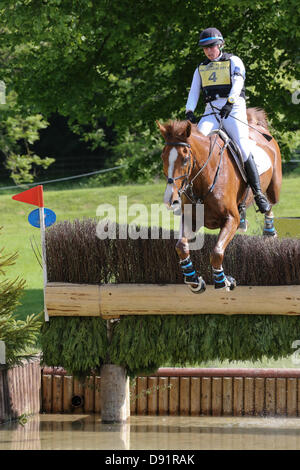 Leeds Braham UK. 8. Juni 2013. Roo Fox Reiten Fleet Street, clearing das Wasserhindernis während der 40. Braham Pferd Versuche. Bildnachweis: S D Schofield/Alamy Live-Nachrichten Stockfoto