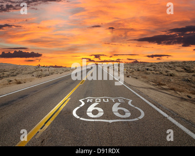 Route 66 Plasterung Zeichen Sonnenaufgang in der kalifornischen Mojave-Wüste. Stockfoto