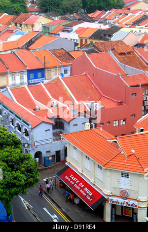 Singapur, Little India, Luftaufnahme von oben, zweistöckiges, Geschoss, Geschäftshäuser, Ladenhaus, rote Lehmziegeldächer, Dach, Besucher reisen auf Reisen Stockfoto