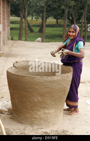 Frau macht riesigen Glas in ihrem Hof, Bangladesch Stockfoto