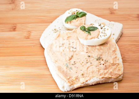 Sandwich mit Ei und Thunfisch-Sauce auf Holzbrett Stockfoto