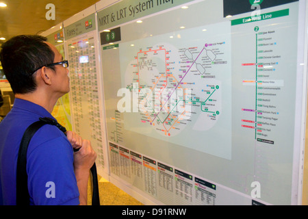 Singapore Lavender MRT-Station, East West Line, U-Bahn-Zug, Fahrer, Pendler, Mann aus Asien, Männer, Blick auf, System Highway Route Map, Sing130206055 Stockfoto