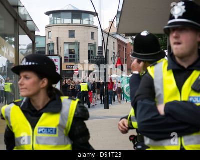 Polizei Zusammenstoß mit dem rechtsextremen EDL-Anhänger in Sheffield City Center South Yorkshire Samstag, 8. Juni Stockfoto