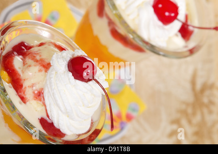 Pfirsich Melba Vanilleeis mit Sahne und Kirschen Stockfoto