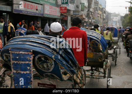 Rikschas, die Passagiere auf der belebten Straße, Bangladesch Stockfoto