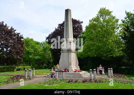 Kriegerdenkmal im Schlossgarten, den Damm, Bishops Stortford, Hertfordshire, England, Vereinigtes Königreich Stockfoto