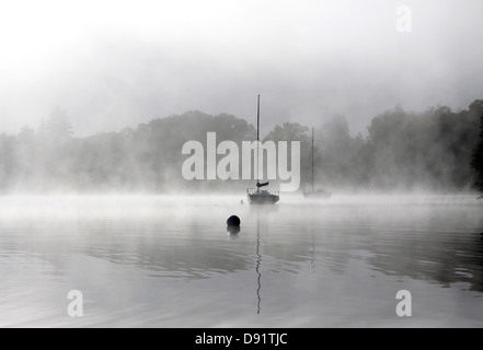 Ullswater, Ullswater Seenplatte wie die Boote erscheinen durch den frühen Morgennebel. Stockfoto