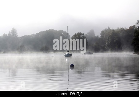 Ullswater, Ullswater Seenplatte wie die Boote erscheinen durch den frühen Morgennebel. Stockfoto