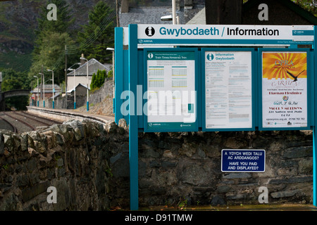 Ein Zeichen mit Zeitplänen für die Züge wieder in Nord-Wales Stockfoto