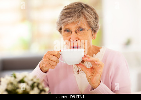 ältere Frau trinkt Tee zu Hause Stockfoto