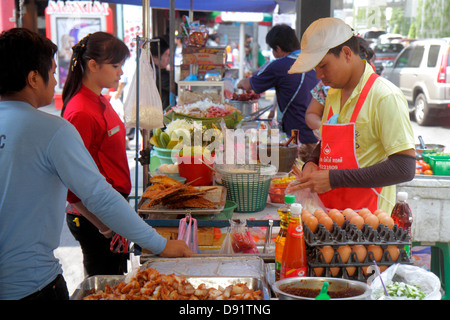 Thailand, Thai, Bangkok, Pathum Wan, Rama 1 Road, asiatischer Mann Männer männlich, Frau weibliche Frauen, Verkäufer, Stände Stand Markt Käufer Kauf Verkauf, stree Stockfoto