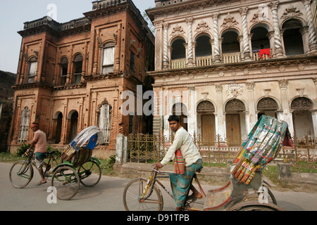 Rikschas auf der Straße einmal-elegante Stadt der Painam Nagar, Sonargaon, Dhaka Division, Bangladesch Stockfoto