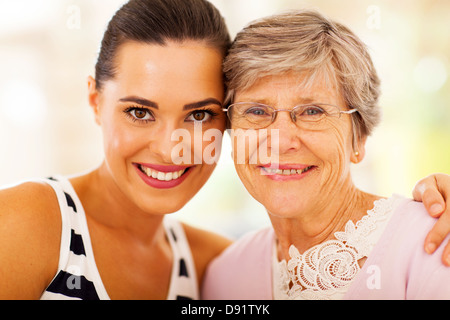 glückliche Frau und senior Mutter Closeup portrait Stockfoto