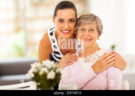 hübsche Frau und senior Mutter zu Hause Stockfoto
