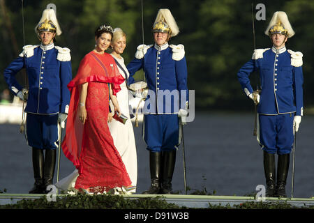 Stockholm, Spanien. 8. Juni 2013. Kronprinz Frederik und Kronprinzessin Mary von Dänemark und Kronprinz Pavlos von Griechenland und Kronprinzessin Marie Chantal von Griechenland besuchen das Bankett am Abend nach der Hochzeit von Prinzessin Madeleine von Schweden und Christopher O'Neill hosted by König Carl XIV Gustaf und Königin Silvia auf Schloss Drottningholm am 8. Juni 2013 in Stockholm, Schweden. (Bild Kredit: Kredit: Jack Abuin/ZUMAPRESS.com/Alamy Live-Nachrichten) Stockfoto