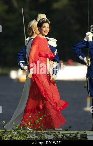 Stockholm, Spanien. 8. Juni 2013. Kronprinz Frederik und Kronprinzessin Mary von Dänemark und Kronprinz Pavlos von Griechenland und Kronprinzessin Marie Chantal von Griechenland besuchen das Bankett am Abend nach der Hochzeit von Prinzessin Madeleine von Schweden und Christopher O'Neill hosted by König Carl XIV Gustaf und Königin Silvia auf Schloss Drottningholm am 8. Juni 2013 in Stockholm, Schweden. (Bild Kredit: Kredit: Jack Abuin/ZUMAPRESS.com/Alamy Live-Nachrichten) Stockfoto