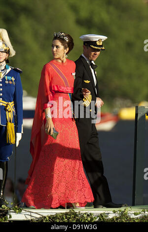 Stockholm, Spanien. 8. Juni 2013. Kronprinz Frederik und Kronprinzessin Mary von Dänemark und Kronprinz Pavlos von Griechenland und Kronprinzessin Marie Chantal von Griechenland besuchen das Bankett am Abend nach der Hochzeit von Prinzessin Madeleine von Schweden und Christopher O'Neill hosted by König Carl XIV Gustaf und Königin Silvia auf Schloss Drottningholm am 8. Juni 2013 in Stockholm, Schweden. (Bild Kredit: Kredit: Jack Abuin/ZUMAPRESS.com/Alamy Live-Nachrichten) Stockfoto