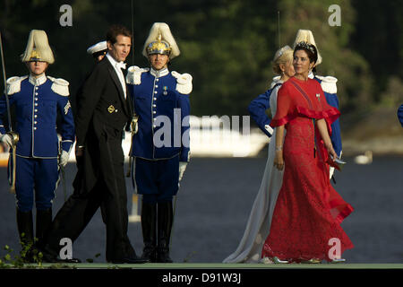 Stockholm, Spanien. 8. Juni 2013. Kronprinz Frederik und Kronprinzessin Mary von Dänemark und Kronprinz Pavlos von Griechenland und Kronprinzessin Marie Chantal von Griechenland besuchen das Bankett am Abend nach der Hochzeit von Prinzessin Madeleine von Schweden und Christopher O'Neill hosted by König Carl XIV Gustaf und Königin Silvia auf Schloss Drottningholm am 8. Juni 2013 in Stockholm, Schweden. (Bild Kredit: Kredit: Jack Abuin/ZUMAPRESS.com/Alamy Live-Nachrichten) Stockfoto