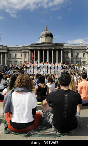 London, UK. 8. Juni 2013. Meditation-Flashmob auf dem Trafalgar Square. Organisiert von Wake Up London - Trafalgar Square in London - 8. Juni 2013/Alamy Live News Stockfoto