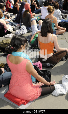 London, UK. 8. Juni 2013. Meditation-Flashmob auf dem Trafalgar Square. Organisiert von Wake Up London - eine Gemeinschaft von jungen Menschen im Alter von 16 bis 35, die zusammenkommen, um die Kunst der Achtsamkeit zu üben. Dieser Flashmob ist Teil einer Initiative zur Förderung von Frieden, Harmonie und Einheit zwischen den Menschen. Bringen Menschen zusammen alle Hintergründe, Überzeugungen und Kulturen durch Meditation. Trafalgar Square, London - 8. Juni 2013 Foto von Bob Kent/Alamy Live News Stockfoto