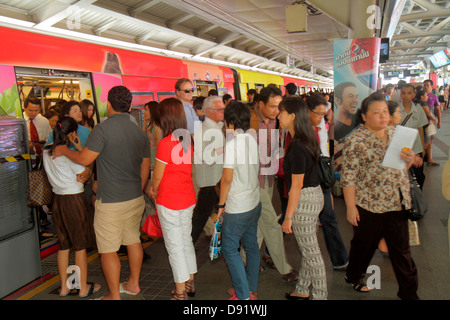 Bangkok Thailand, Thai, Pathum Wan, Phaya Thai Station, Bangkok Mass Transit System, BTS Skytrain, Plattform, asiatische Frau weibliche Frauen, Mann Männer, Pendler, Stockfoto