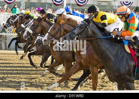 Elmont, New York, USA. 8. Juni 2013. Das Feld übergibt die Ständen zum ersten Mal im Belmont S. (Grad I) am Belmont Stakes in Belmont Park in Elmont, New York, am 7. Juni 2013. (Bild Kredit: Kredit: Scott Serio/Eclipse/ZUMAPRESS.com/Alamy Live-Nachrichten) Stockfoto