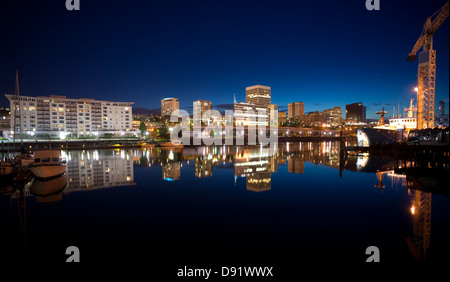 Nacht fällt hinter der Skyline von Tacoma und Boote auf Thea Foss Waterway Stockfoto