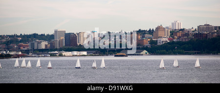 Ein Abend-Boot-Rennen wird auf dem Wasser des Puget Sound Tacoma Washington durchgeführt. Stockfoto