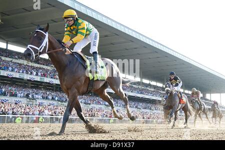 Elmont, New York, USA. 8. Juni 2013. Palast Bosheit, geritten von MIKE SMITH, bekommt der Überraschungssieg im Belmont S. (Grad I) auf Belmont Stakes Tag am Belmont Park. (Bild Kredit: Kredit: Scott Serio/Eclipse/ZUMAPRESS.com/Alamy Live-Nachrichten) Stockfoto