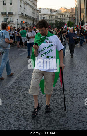 Athen, Griechenland, 8. Juni 2013. Arbeit, Soziales und Ökologie Bewegungen in ganz Europa Participatign auf dem Gipfel von Alter inszenieren eine Demonstration vor dem griechischen Parlament gegen Europas Finanzpolitik. Bildnachweis: Nikolas Georgiou / Alamy Live News Stockfoto