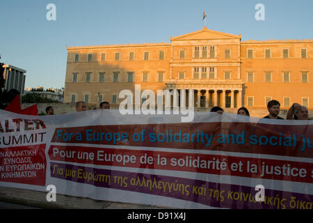 Athen, Griechenland, 8. Juni 2013. Arbeit, Soziales und Ökologie Bewegungen in ganz Europa Participatign auf dem Gipfel von Alter inszenieren eine Demonstration vor dem griechischen Parlament gegen Europas Finanzpolitik. Bildnachweis: Nikolas Georgiou / Alamy Live News Stockfoto