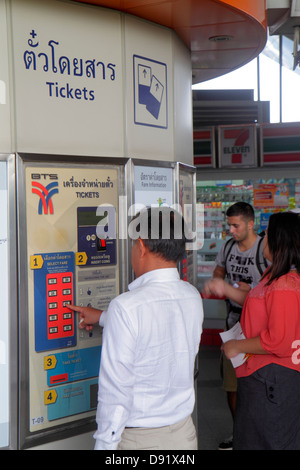 Thailand, Thai, Bangkok, Chatuchak, Phaholyothin Road, Mo Chit Station, Bangkok Mass Transit System, BTS Skytrain, Ticketautomaten, Selbstbedienung, asiatischer m. Stockfoto