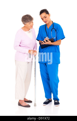 Krankenschwester erklärt medizinische Testergebnis für ältere Patienten Stockfoto