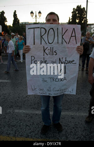 Athen, Griechenland, 8. Juni 2013. Arbeit, Soziales und Ökologie Bewegungen in ganz Europa Participatign auf dem Gipfel von Alter inszenieren eine Demonstration vor dem griechischen Parlament gegen Europas Finanzpolitik. Bildnachweis: Nikolas Georgiou / Alamy Live News Stockfoto