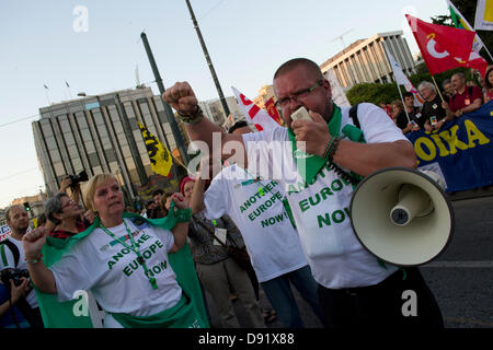 Athen, Griechenland, 8. Juni 2013. Arbeit, Soziales und Ökologie Bewegungen in ganz Europa Participatign auf dem Gipfel von Alter inszenieren eine Demonstration vor dem griechischen Parlament gegen Europas Finanzpolitik. Bildnachweis: Nikolas Georgiou / Alamy Live News Stockfoto