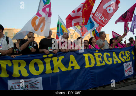 Athen, Griechenland, 8. Juni 2013. Arbeit, Soziales und Ökologie Bewegungen in ganz Europa Participatign auf dem Gipfel von Alter inszenieren eine Demonstration vor dem griechischen Parlament gegen Europas Finanzpolitik. Bildnachweis: Nikolas Georgiou / Alamy Live News Stockfoto