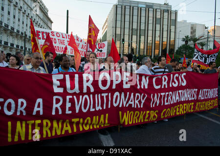 Athen, Griechenland, 8. Juni 2013. Arbeit, Soziales und Ökologie Bewegungen in ganz Europa Participatign auf dem Gipfel von Alter inszenieren eine Demonstration vor dem griechischen Parlament gegen Europas Finanzpolitik. Bildnachweis: Nikolas Georgiou / Alamy Live News Stockfoto