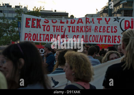 Athen, Griechenland, 8. Juni 2013. Arbeit, Soziales und Ökologie Bewegungen in ganz Europa Participatign auf dem Gipfel von Alter inszenieren eine Demonstration vor dem griechischen Parlament gegen Europas Finanzpolitik. Bildnachweis: Nikolas Georgiou / Alamy Live News Stockfoto