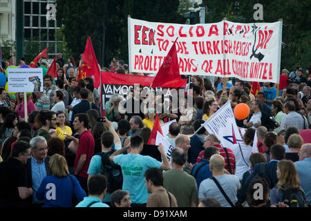 Athen, Griechenland, 8. Juni 2013. Arbeit, Soziales und Ökologie Bewegungen in ganz Europa, die Teilnahme an dem Gipfel verändern inszenieren eine Demonstration vor dem griechischen Parlament gegen Europas Finanzpolitik. Bildnachweis: Nikolas Georgiou / Alamy Live News Stockfoto