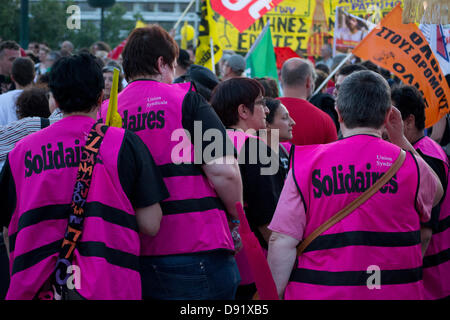 Athen, Griechenland, 8. Juni 2013. Arbeit, Soziales und Ökologie Bewegungen in ganz Europa, die Teilnahme an dem Gipfel verändern inszenieren eine Demonstration vor dem griechischen Parlament gegen Europas Finanzpolitik. Bildnachweis: Nikolas Georgiou / Alamy Live News Stockfoto