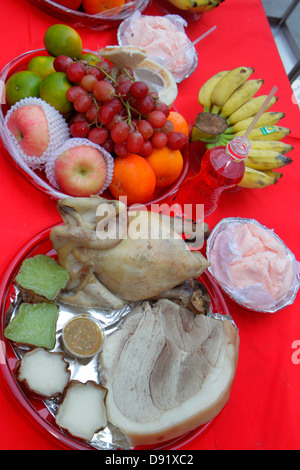 Bangkok Thailand, Thai, Pathum Wan, Phaya Thai Road, MBK Center, Zentrum, Komplex, chinesisches Neujahr, religiös, Opfergaben, Schrein, Buddhisten, Essen, Obst, Thai130209 Stockfoto