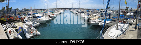 Panorama des Hafens / Hafen bei Puerto Colon, in der Nähe von La Pinta Strand, zwischen Playa Las Americas und Costa Adeje, Teneriffa-Süd Stockfoto