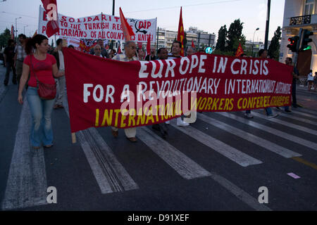 Athen, Griechenland, 8. Juni 2013. Arbeit, Soziales und Ökologie Bewegungen in ganz Europa Participatign auf dem Gipfel von Alter inszenieren eine Demonstration vor dem griechischen Parlament gegen Europas Finanzpolitik. Bildnachweis: Nikolas Georgiou / Alamy Live News Stockfoto