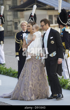 Stockholm, Spanien. 8. Juni 2013. Schwedens Kronprinzessin Victoria und Prinz Daniel und Prinzessin Estelle besuchen die Hochzeit von Prinzessin Madeleine von Schweden und Christopher O'Neill hosted by König Carl Gustaf XIV und Königin Silvia am Königspalast am 8. Juni 2013 in Stockholm, Schweden. (Bild Kredit: Kredit: Jack Abuin/ZUMAPRESS.com/Alamy Live-Nachrichten) Stockfoto