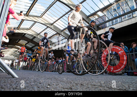 London, UK. Samstag, 8. Juni 2013 - IG London Nocturne an der Smithfield Market, City of London. IG London Nocturne ist bekannt für die Kombination von Elite Radfahren Rennen mit skurrilen, Fun Events wie Folding Bike Race, das Penny Farthing Rennen und die "Längste Skid" Wettbewerb. Bilder von der IG City Criterium und Brooks Penny Farthing Rennen. Bildnachweis: Vitor Da Silva/Alamy Live-Nachrichten Stockfoto