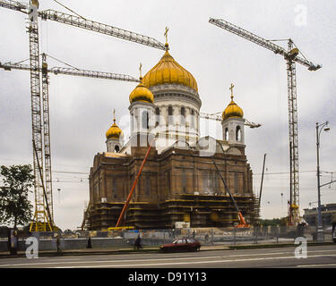 24. Mai 1997 - Moskau, RU - Wiederaufbau der Kathedrale von Christus dem Erlöser im Mai 1997. Am nördlichen Ufer des Flusses Moskwa, ein paar Blocks südwestlich des Kreml ist es die höchste orthodoxe christliche Kirche in der Welt, mit einer Gesamthöhe von 344Â ft (105 m). Es befindet sich auf dem Gelände einer früheren Kirche mit dem gleichen Namen, gebaut zwischen 1839 und 1860, zum Gedenken an Russiaâ€™ s Sieg über Napoleon. Die ursprüngliche Kirche wurde gesprengt und 1931 im Auftrag von Stalin, in Schutt und Asche reduziert und die Website verwandelte sich in die weltweit größte Open-Air Schwimmbad. Im Jahr 1994 war der pool Stockfoto