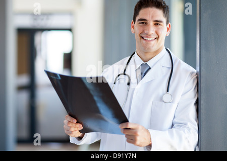 Krankenhausarzt hält Patientin x-ray film Stockfoto