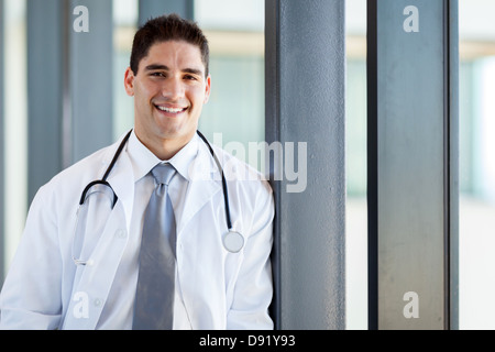 glückliche junge Arzt Porträt im Büro Stockfoto