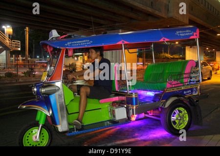 Bangkok Thailand, Thai, Pathum Wan, Rama 1 Road, Taxi, Auto-Rikscha, Tuk-Tuk, sam-lor, Nachtabend, asiatischer Mann Männer männlich, Fahrer, Job, arbeiten, arbeiten, Thai130209148 Stockfoto