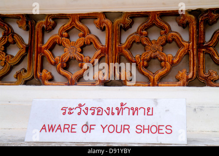 Bangkok Thailand, Thai, Pom Prap Satdru Phai, Wat Saket Ratcha Wora Maha Wihan, Buddhistischer Tempel, Schuhe entfernen, Zeichen, lustig, Humor, humorvoll, Humor, Humorou Stockfoto